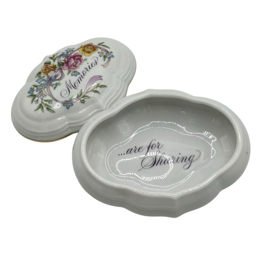 Vintage AVON 1983 Floral White Porcelain Keepsake Music Trinket Box Memories - Picture 4 of 9